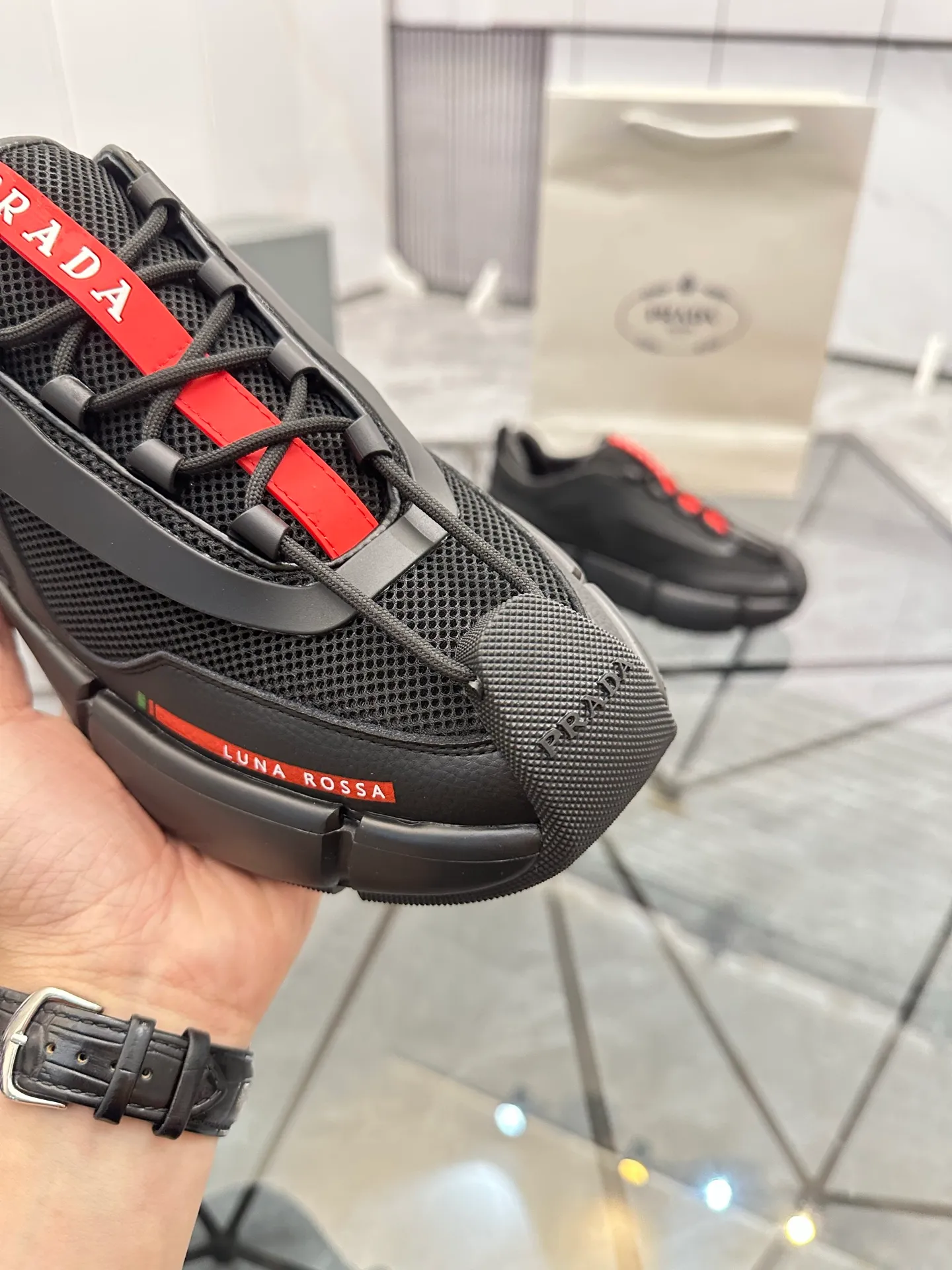 Men's shoes: 💰P500¥ High-end, complete package Product trademark: Prada *"Prada*" low-top casual shoes Regular size: 38-44 (can be customized to 45.46) Couple style Product materials: Upper imported cowhide stitched with original fabric, sheepskin lining, original outsole. Number: 846
